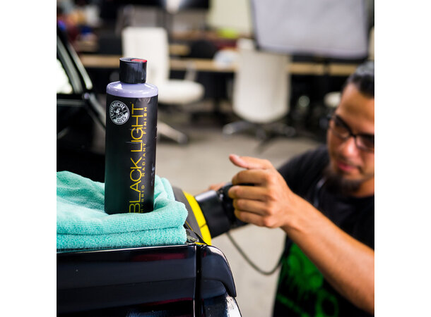 Chemical Guys Black Light 3.7L Gir glans og beskyttelse til mørke biler 