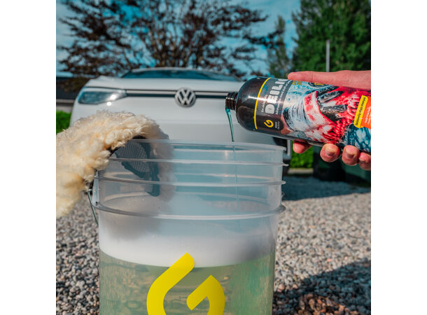 Gloss Factory DEILIG bilshampo med jordbærduft