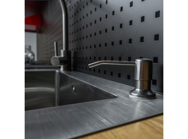 Turisimo underskap med vask i stål – moderne og praktisk