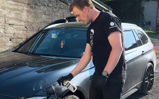 Slik fjerner du fugleskitt fra bilen!