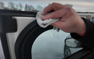 Dropp silikonsprayen: Slik redder du bilen i vinter med Vinyl & Rubber Care!