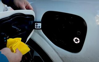 Slik holder du elbilen din ladet og klar, uansett vær!