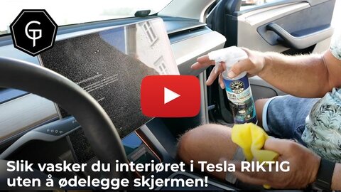  Slik vasker du interiøret i Tesla RIKTIG – uten å ødelegge skjermen!