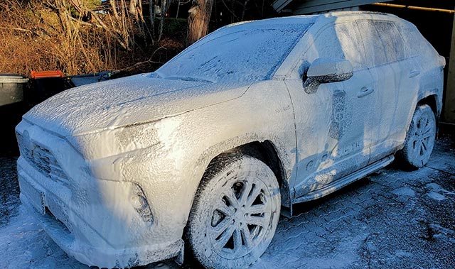 Slik vasker du bil før og etter vinteren!
