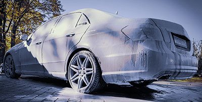 Skumvask av bil med høytrykk